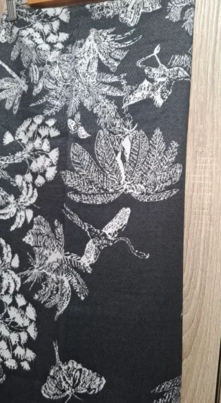 Bufanda estola oversize flores blanco y negro