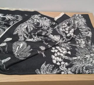 Bufanda estola oversize flores blanco y negro