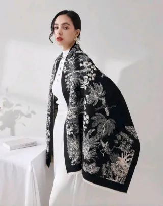 Bufanda estola oversize flores blanco y negro