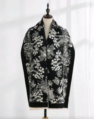 Bufanda estola oversize flores blanco y negro