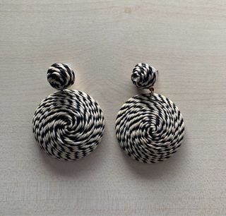 Pendientes de rafia de Stradivarius.