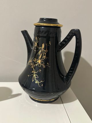 Juego de café negro y dorado