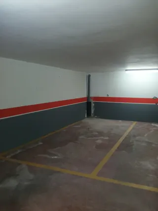 Plaza de garaje con puerta automática.