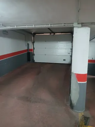 Plaza de garaje con puerta automática.