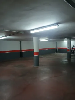 Plaza de garaje con puerta automática.