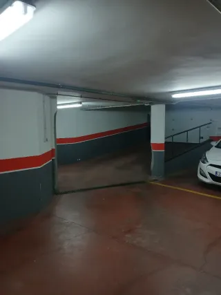 Plaza de garaje con puerta automática.