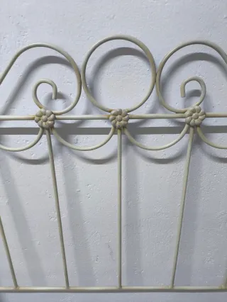 Cabecero forja beige con detalles florales vintage