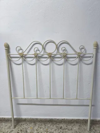 Cabecero forja beige con detalles florales vintage