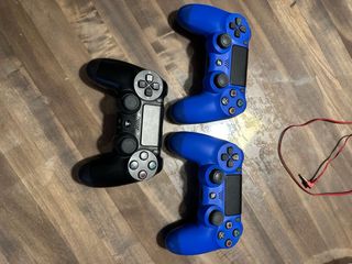 PS4 (PlayStation 4) con 3 mandos