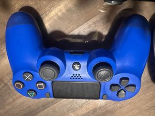 PS4 (PlayStation 4) con 3 mandos