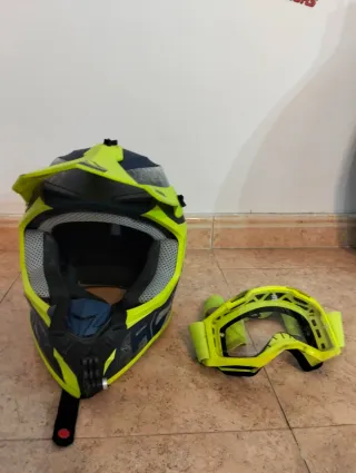 Equipo Enduro Motocross. Botas, casco y ropa.