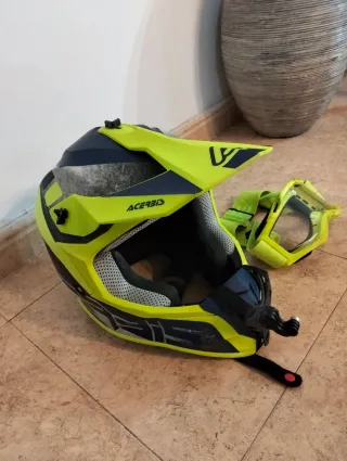 Equipo Enduro Motocross. Botas, casco y ropa.