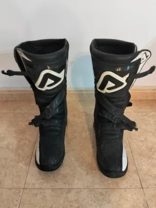 Equipo Enduro Motocross. Botas, casco y ropa.