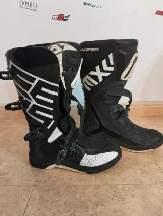 Equipo Enduro Motocross. Botas, casco y ropa.