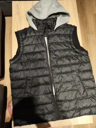 Chaleco negro con capucha gris