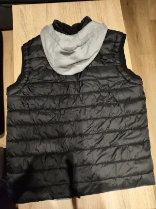 Chaleco negro con capucha gris