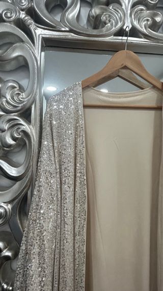 Abrigo y top dorado con lentejuelas