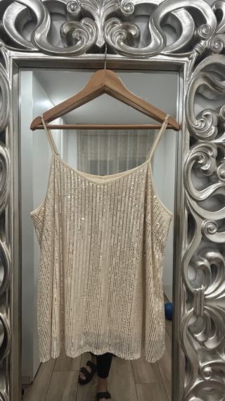 Abrigo y top dorado con lentejuelas