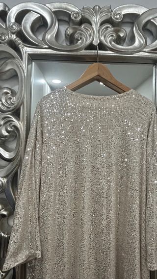 Abrigo y top dorado con lentejuelas