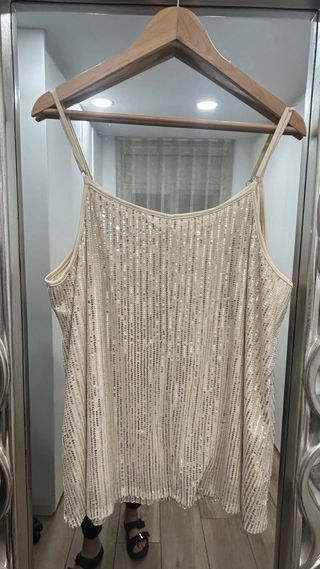 Abrigo y top dorado con lentejuelas