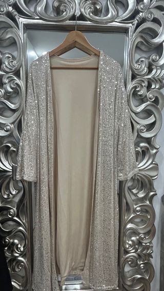 Abrigo y top dorado con lentejuelas