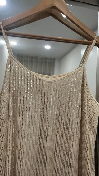 Abrigo y top dorado con lentejuelas