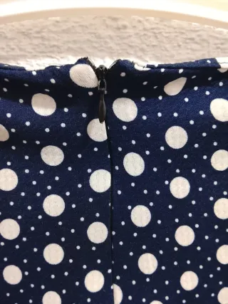 Falda corta de mujer con lunares