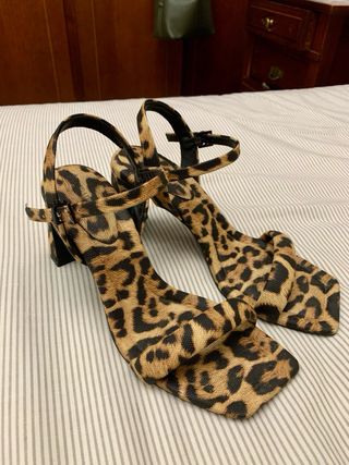 Sandalias tacón estampado leopardo