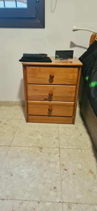 Conjunto de dormitorio en madera de pino