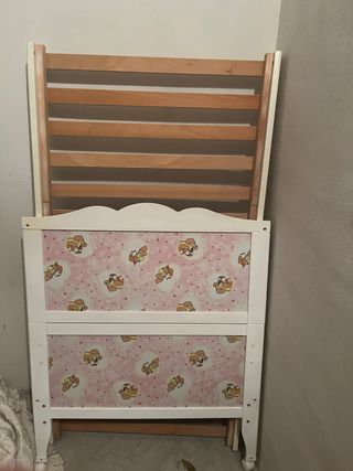 Cuna infantil con diseño de ositos..