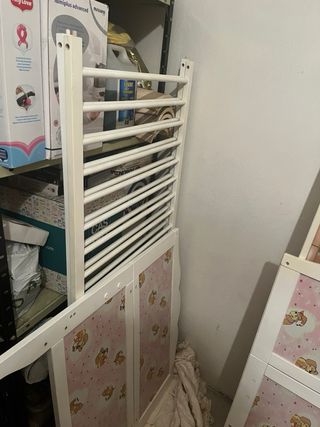 Cuna infantil con diseño de ositos..