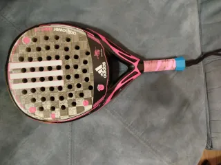 Pala de pádel con grieta