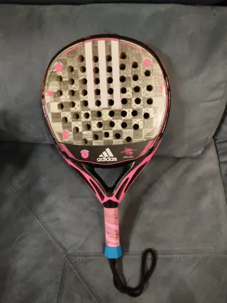 Pala de pádel con grieta