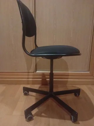 Silla de escritorio giratoria negra