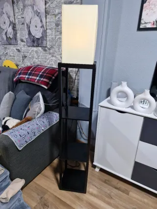 Lámpara de pie con estantes