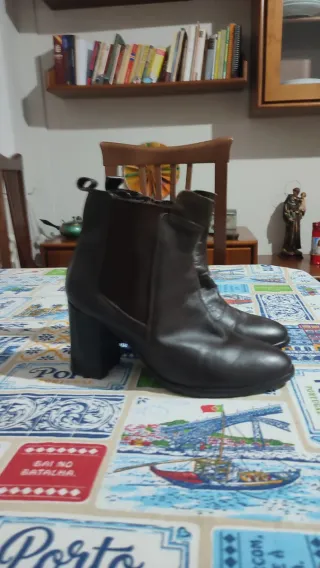 Botín de piel marrón