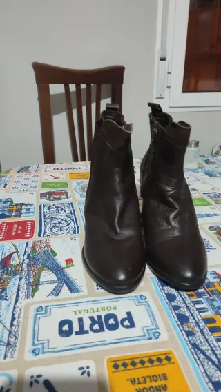 Botín de piel marrón