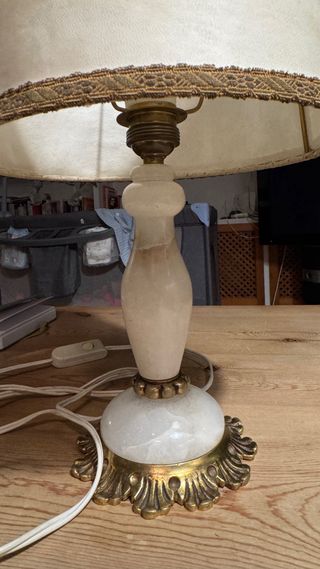 Lámpara de mesa beige y dorada