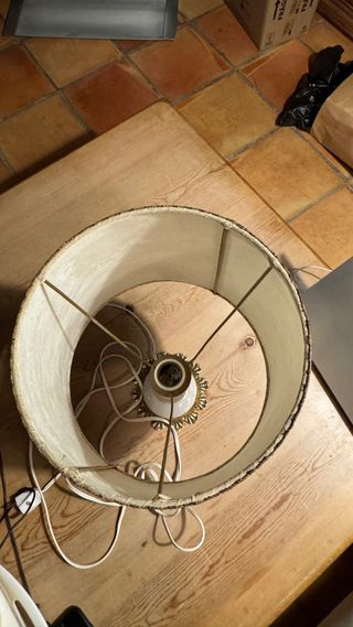 Lámpara de mesa beige y dorada