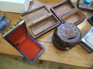 Cofre de madera tallada en perfecto estado