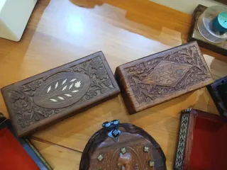 Cofre de madera tallada en perfecto estado