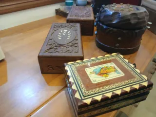 Cofre de madera tallada en perfecto estado