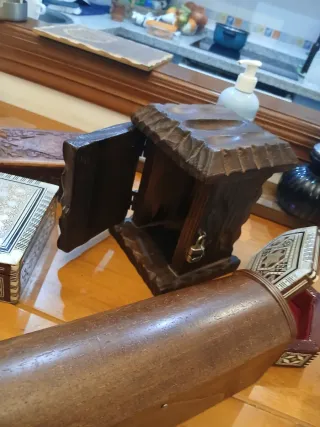 Cofre de madera tallada en perfecto estado