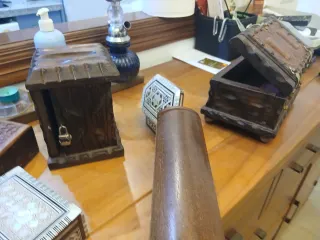 Cofre de madera tallada en perfecto estado