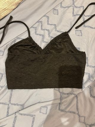 Top negro con cordones