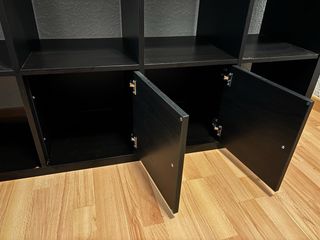 Mueble de madera negro 8 cubos