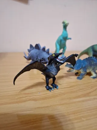 5 dinosaurios de juguete de plástico