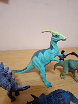 5 dinosaurios de juguete de plástico