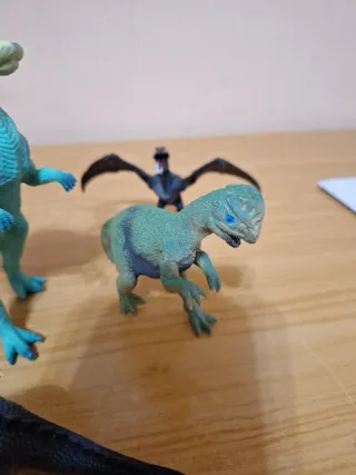 5 dinosaurios de juguete de plástico