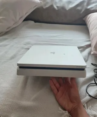 PS4 Slim Blanca + Mando